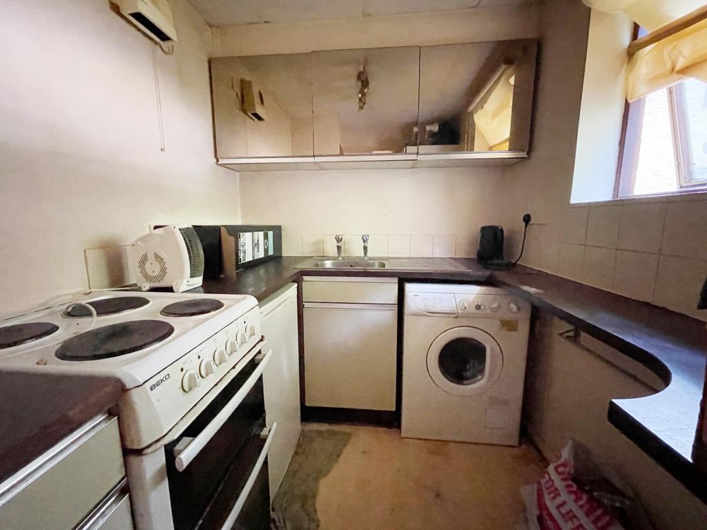 Lot: 126 - RESIDENTIAL INVESTMENT - GROUND FLOOR STUDIO FLAT - Kitchen with window to rear of building